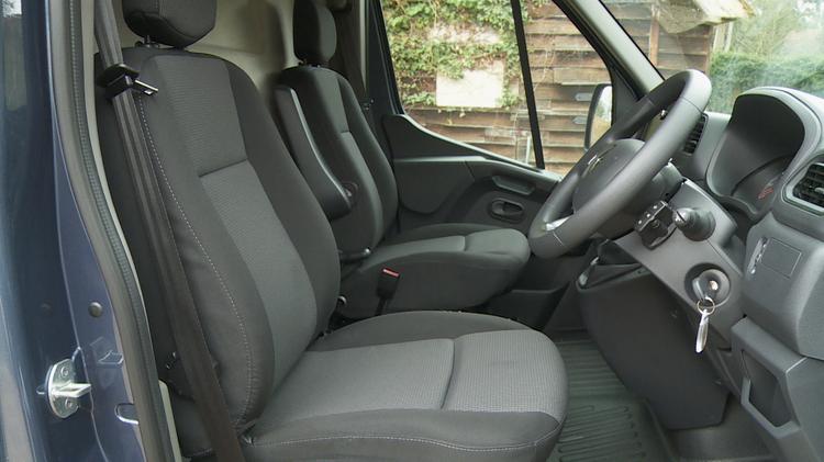 RENAULT MASTER MWB DIESEL FWD MM33 Blue dCi 135 Advance Medium Roof Van